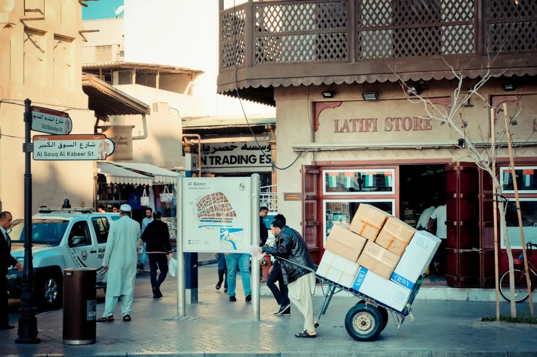 阿联酋有穷人和富人吗,富到流油的小国