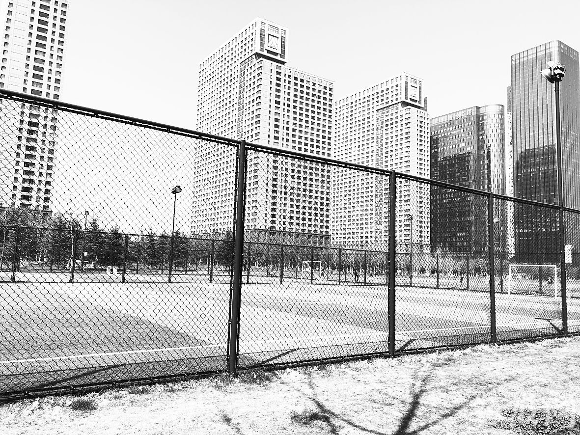 男子踢球倒地抢救一个半小时,上海男子猝死足球场