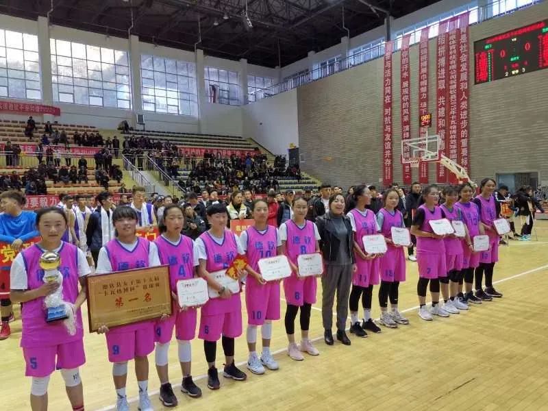 打篮球吧！德钦中学的女孩斯那初姆