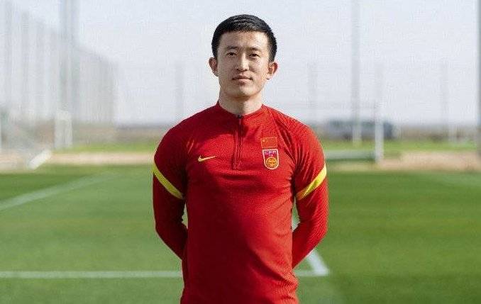 最新国足定妆照出炉，蒿俊闵领衔的鲁能三将帅气上镜