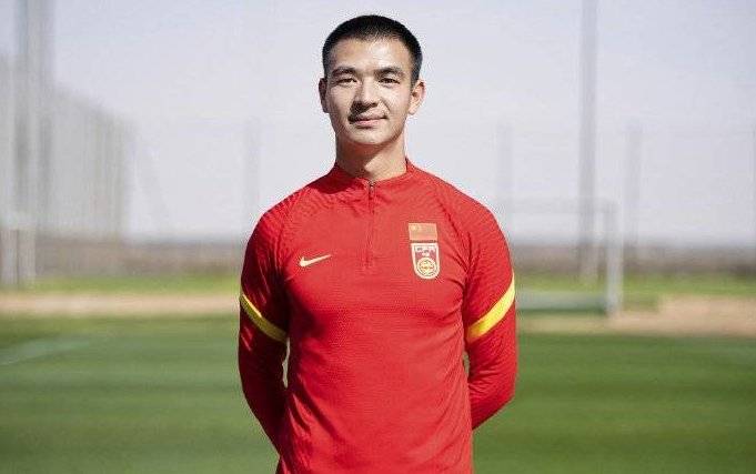 最新国足定妆照出炉，蒿俊闵领衔的鲁能三将帅气上镜