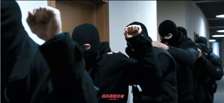 德国战术电影看过吗？《孤胆保镖》硬汉大叔和少女的枪械盛宴「电影*器武**解析」