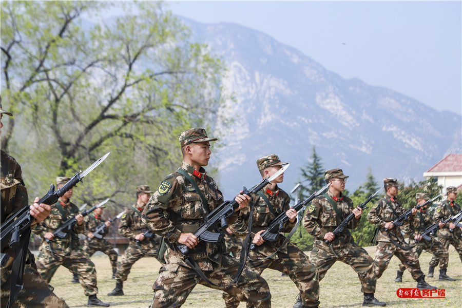 热血沸腾！*警武**刺杀训练杀声震天