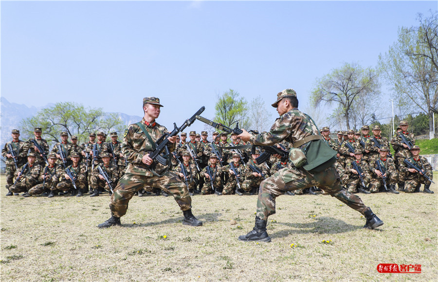 热血沸腾！*警武**刺杀训练杀声震天