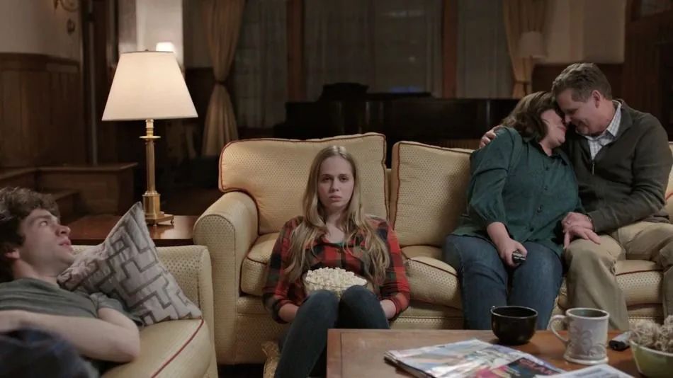 和父母在家看电影,和父母看电视看到开车的你