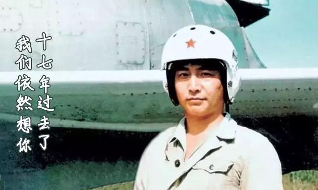 王伟烈士墓前的飞机,王伟烈士墓前有人送来航母模型