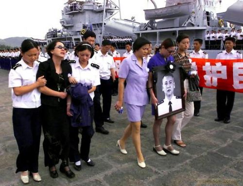 王伟烈士墓前的飞机,王伟烈士墓前有人送来航母模型