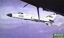 王伟烈士墓前的飞机,王伟烈士墓前有人送来航母模型