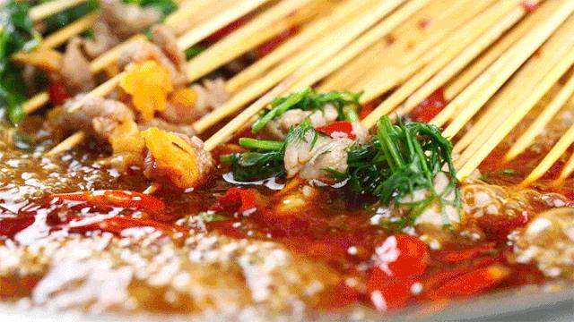 帝都惊现奇葩串串！神奇鸭肠会悬浮？！大牌口红用来吃...