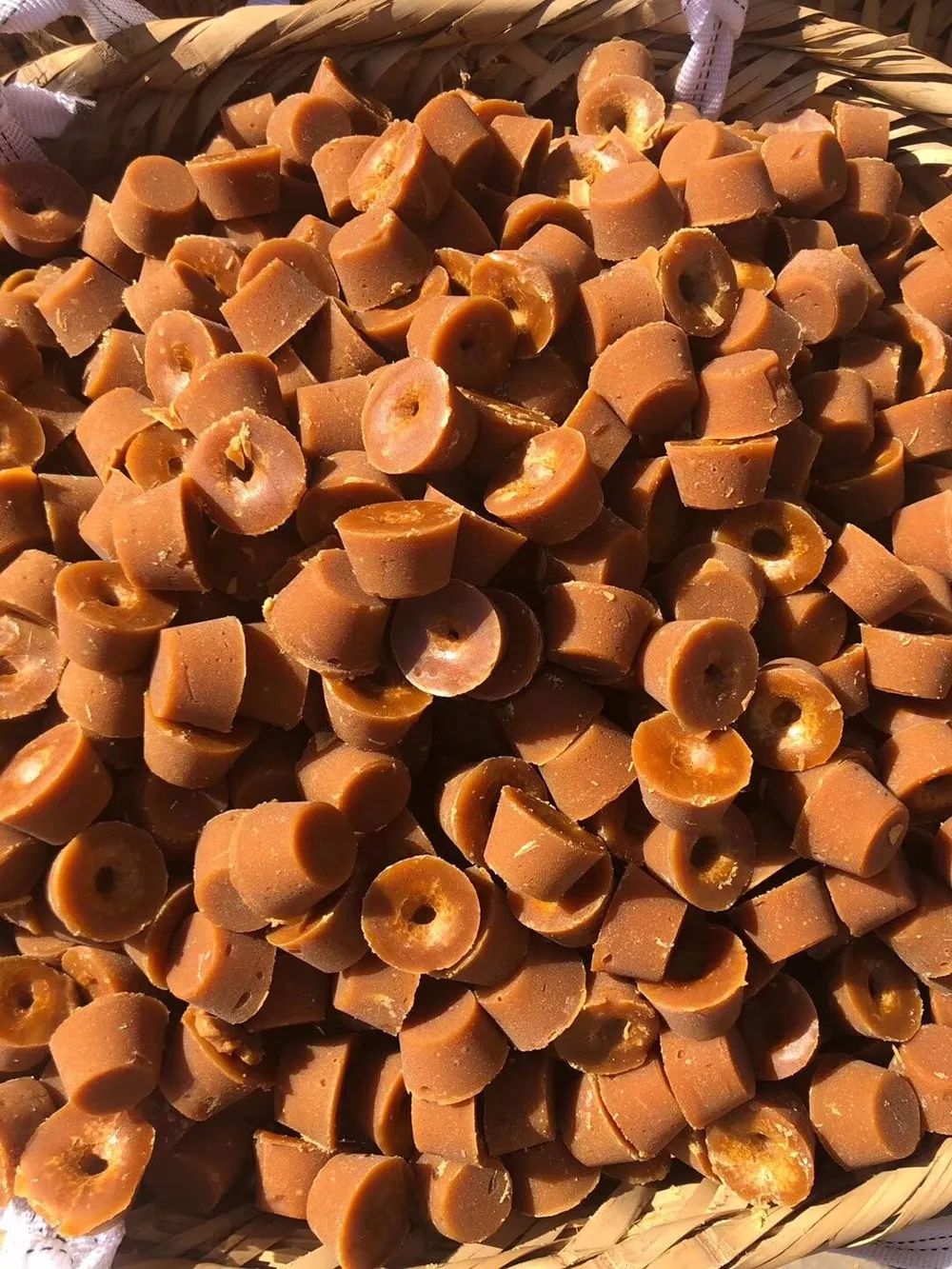 买红糖里面竟然有东西,买散装的红糖不甜特别红是真的吗