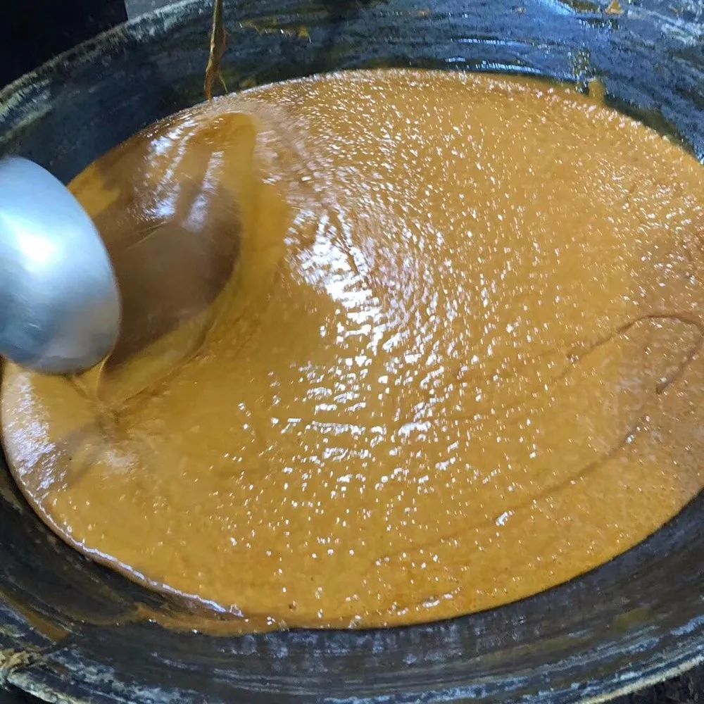 买红糖里面竟然有东西,买散装的红糖不甜特别红是真的吗