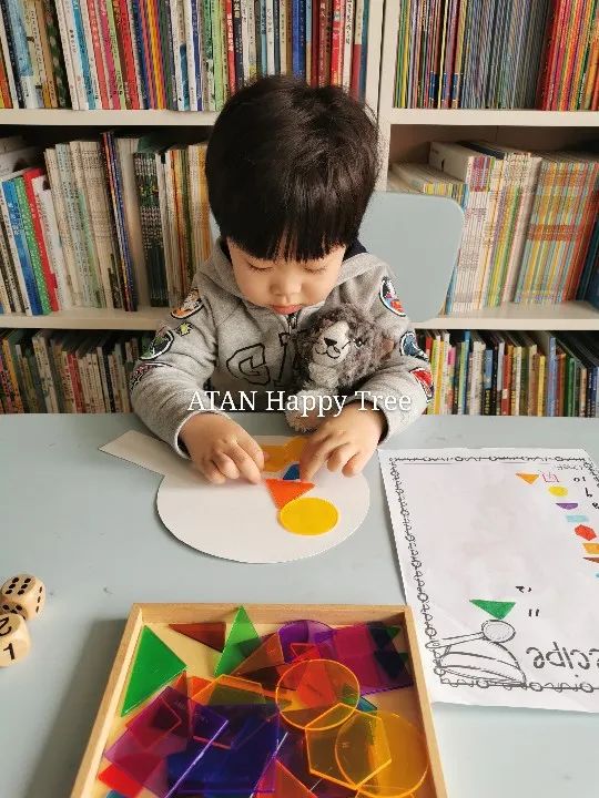 这个简单的柜子，居然包办了我家娃的早教