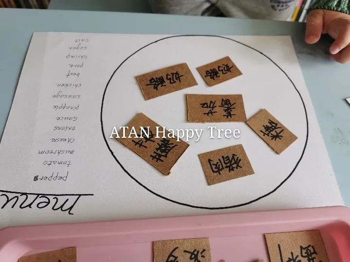 这个简单的柜子，居然包办了我家娃的早教