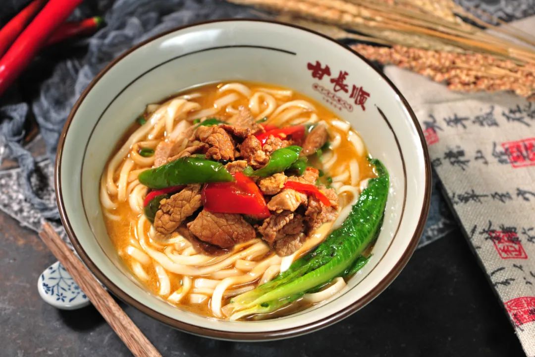 长沙米粉火热,长沙米粉排队30米