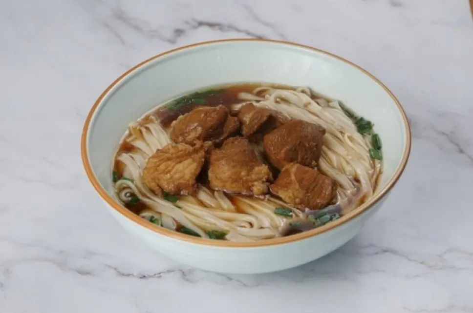 长沙米粉火热,长沙米粉排队30米