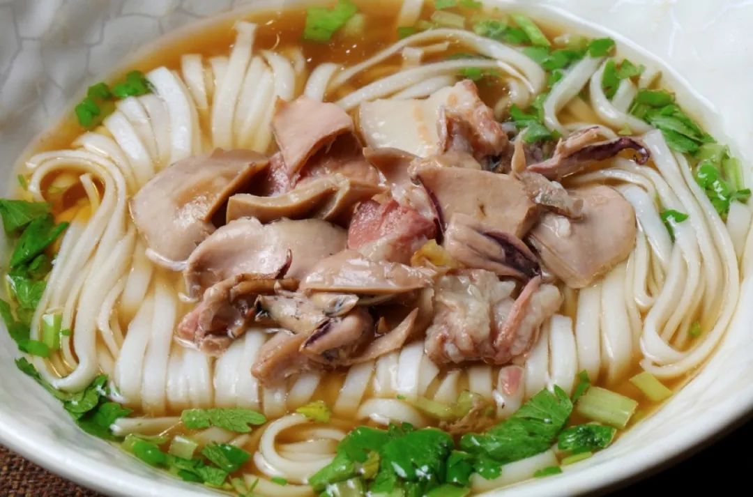 长沙米粉火热,长沙米粉排队30米