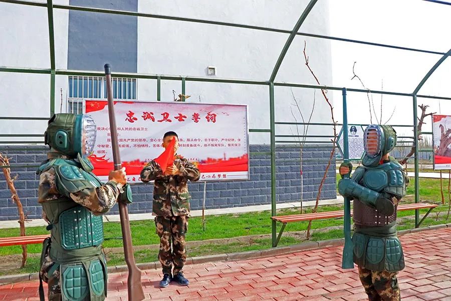 这场同年兵间的较量，已呈胶着状态……