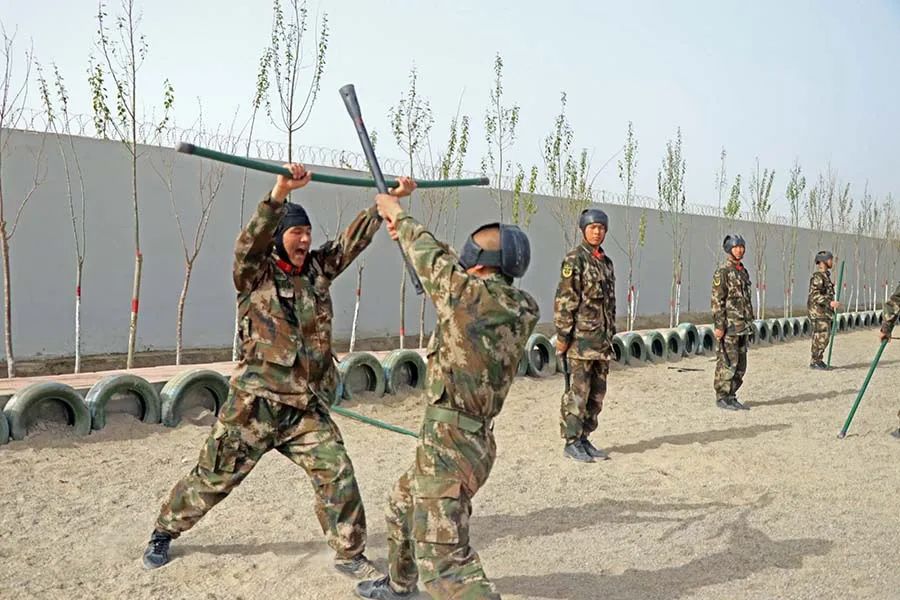 这场同年兵间的较量，已呈胶着状态……