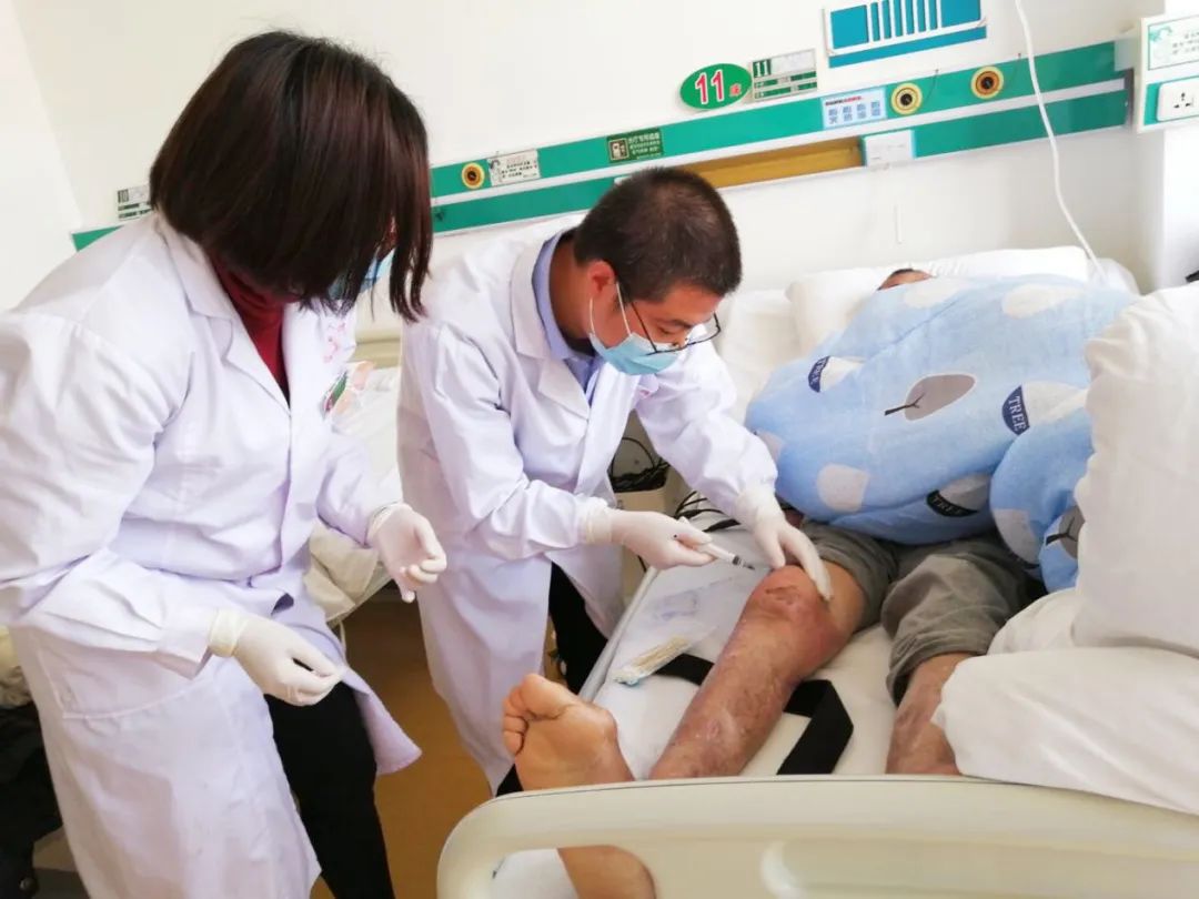 【帮扶故事】深中医支援广西隆林县医疗队员路边生死救援，成功抢救晕倒路人