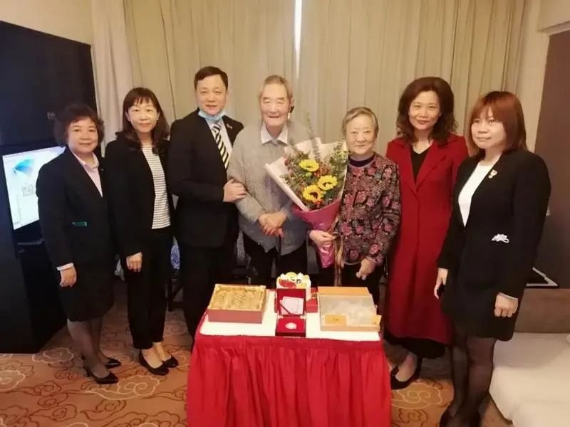 民警为滞留群众送物资,武汉警方为滞留旅客提供暖心服务