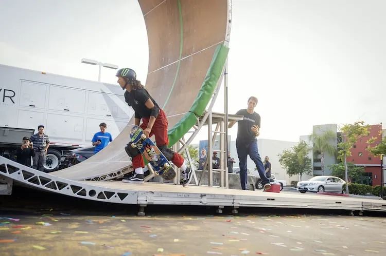 传奇滑手TonyHawk换过多少鞋子赞助？