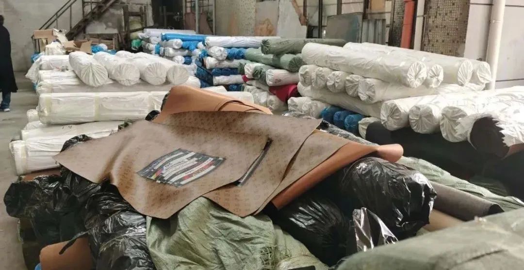 朋友圈画风突变！“黑人朋友”代购乱入？摆地摊卖LV、GUGGI？