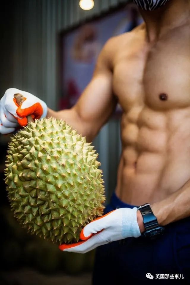 无班可上的泰国健身教练跑去水果店卖榴莲…这画风也太猛了…
