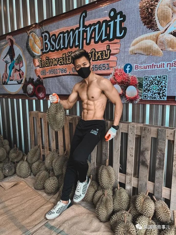 无班可上的泰国健身教练跑去水果店卖榴莲…这画风也太猛了…