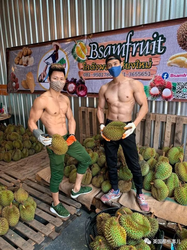 无班可上的泰国健身教练跑去水果店卖榴莲…这画风也太猛了…