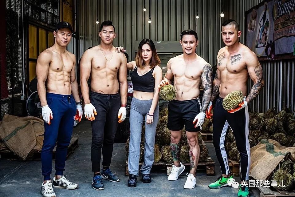 无班可上的泰国健身教练跑去水果店卖榴莲…这画风也太猛了…