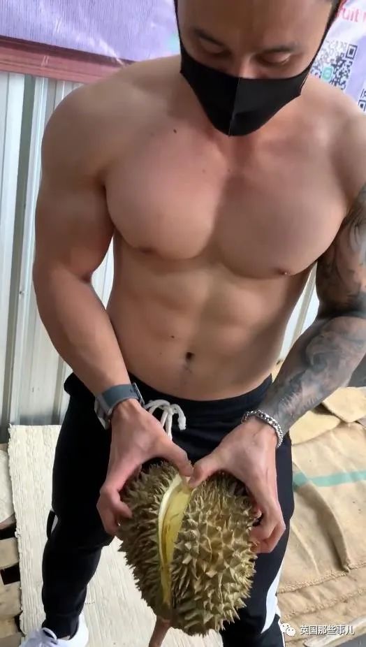 无班可上的泰国健身教练跑去水果店卖榴莲…这画风也太猛了…