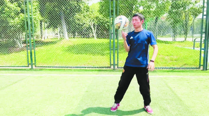 零基础怎么练花式足球,足球花式足球