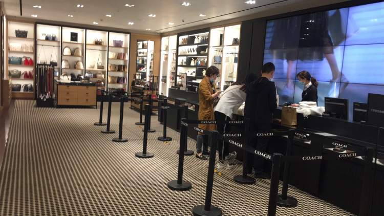 17980元风衣，到手6000多！青浦奥特莱斯近400家品牌推出低至1折的优惠活动｜五五嗨购季