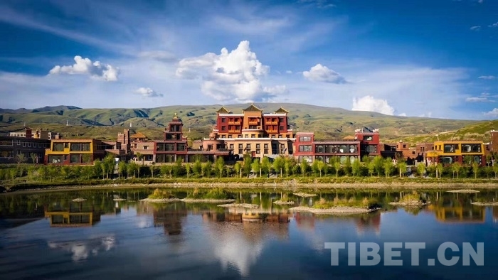 四川甘孜县格萨尔王城迎来疫情后首批自驾游游客