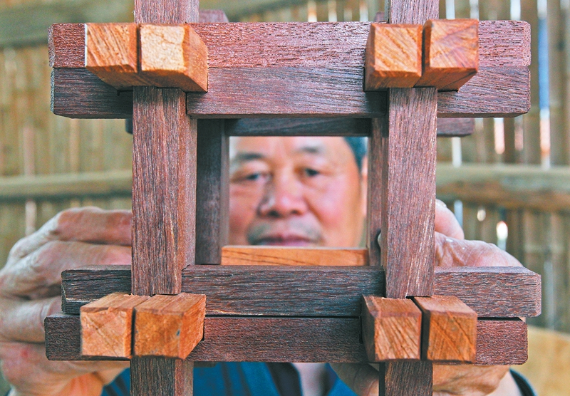 木匠爷爷自制鲁班锁,木匠爷爷做鲁班锁