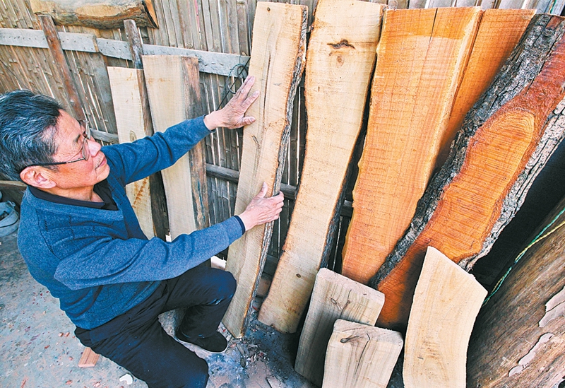 木匠爷爷自制鲁班锁,木匠爷爷做鲁班锁