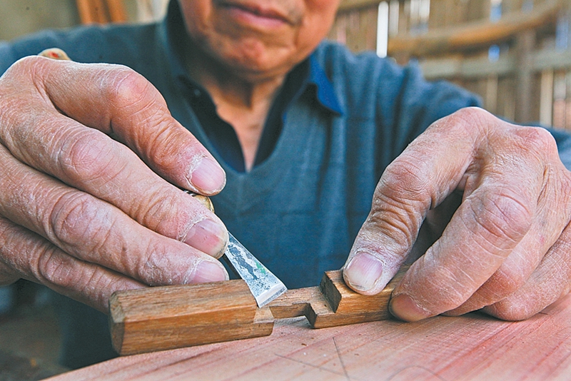 木匠爷爷自制鲁班锁,木匠爷爷做鲁班锁