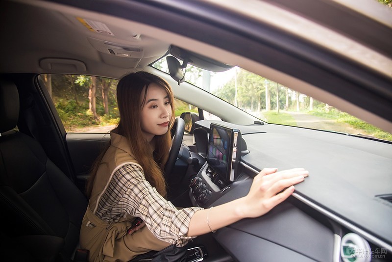 美女伴娘买车记她为何心动最低配卡罗拉？