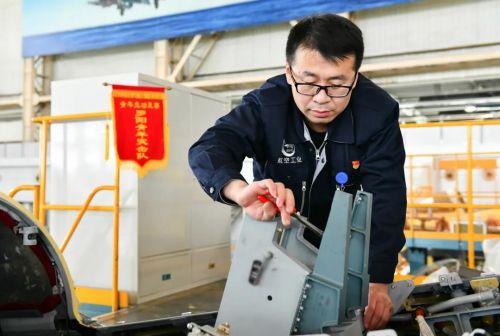 航空工业的广大青年不负青春/开拓进取