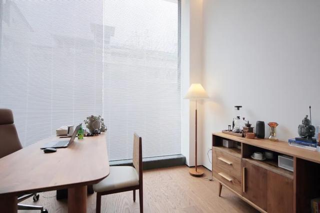 现代简约风格装修90平办公效果图,现代简约办公区装修效果图