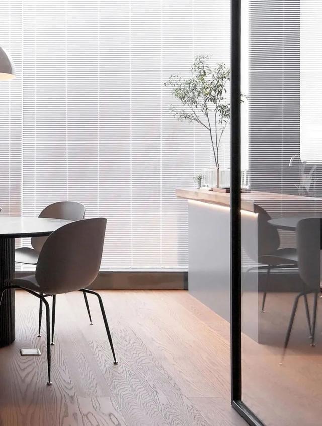 现代简约风格装修90平办公效果图,现代简约办公区装修效果图