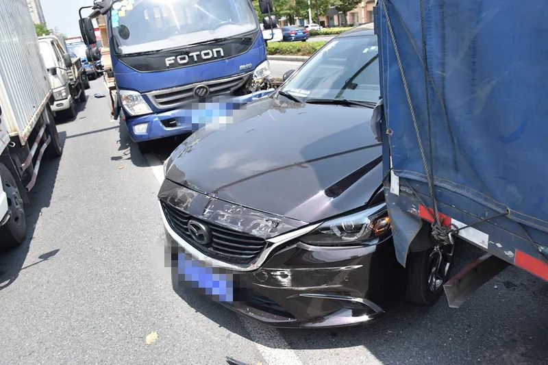 大货车刹不住了，325国道6车连环相撞！如何正确避让大货车？