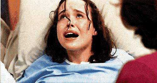 孕妇走在路上孩子突然掉出来了,孕妇在漫步孩子突然掉出来