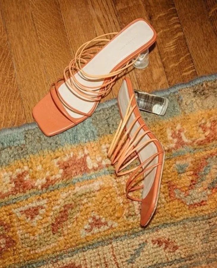 杨采钰度假拎的独家小众包，我可以