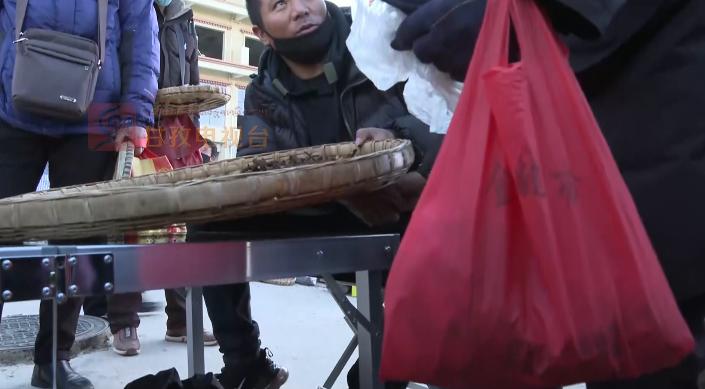 “软黄金”出土到上市！虫草商人的袖里乾坤竟是“摸手谈价”！