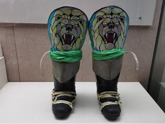 在草原上感受一下骑马的快乐,在草原奔跑是一种享受