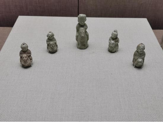 在草原上感受一下骑马的快乐,在草原奔跑是一种享受