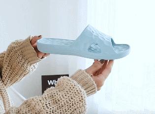 一双能按摩的浴室拖鞋，Q软防滑，好穿到爆，每一步都在保健