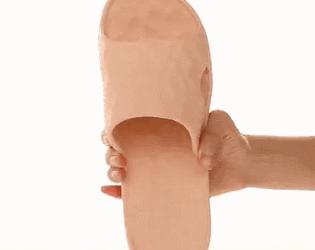 一双能按摩的浴室拖鞋，Q软防滑，好穿到爆，每一步都在保健