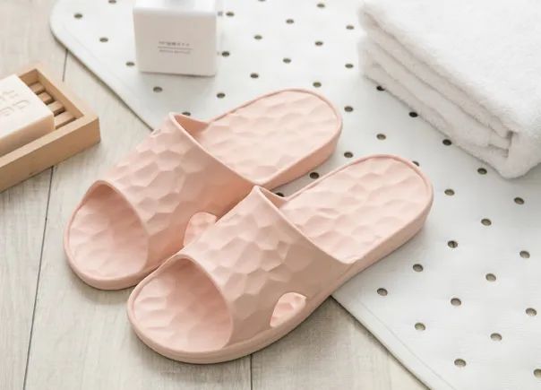 一双能按摩的浴室拖鞋，Q软防滑，好穿到爆，每一步都在保健
